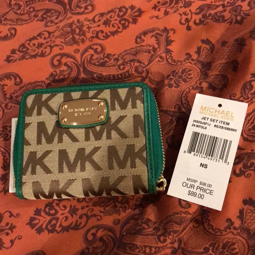 Michael Kors zip wallet ( brand new)